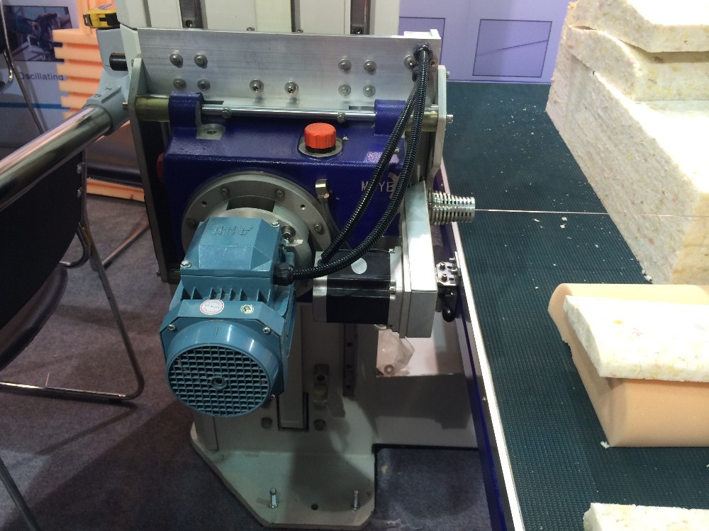 Belt Conveyor Flexible Polyurethane Oscillating Blade Cutting Machine For Reboun Foam