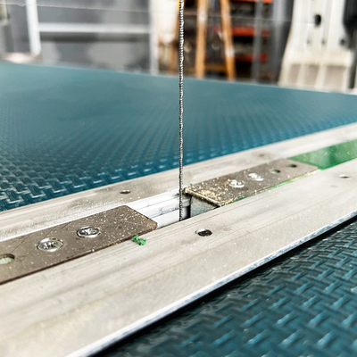 Máy cắt bọt PU dây nhanh dọc cho bọt cứng