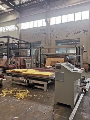 Máy cắt bọt lưỡi cưa dao động ngang CNC cho bọt biển và PU linh hoạt với bàn quay dây đai