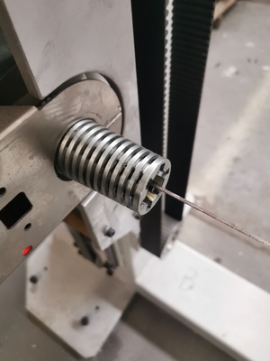 Máy cắt bọt lưỡi cưa dao động ngang CNC cho bọt biển và PU linh hoạt với bàn quay dây đai