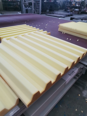 Máy cắt bọt lưỡi cưa dao động ngang CNC cho bọt biển và PU linh hoạt với bàn quay dây đai