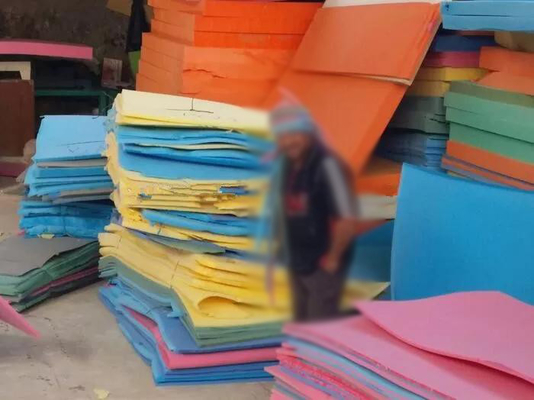 Máy cắt bọt biển tiên tiến với đường ray hướng dẫn khung chính và đường ray kết nối điện tử